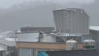 楊柳17級狂風暴雨！台東屋頂被吹掀砸車