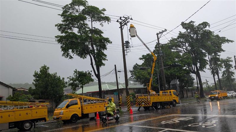 台電人員搶修中。(圖/台電提供)