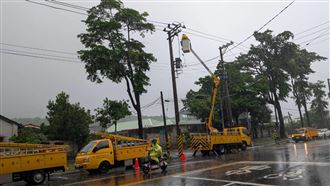 新／暴風太強！高雄鼓山區1359戶停電