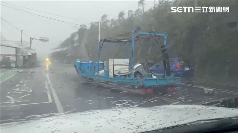 漁船被吹到路面。(圖／記者王浩原攝影)