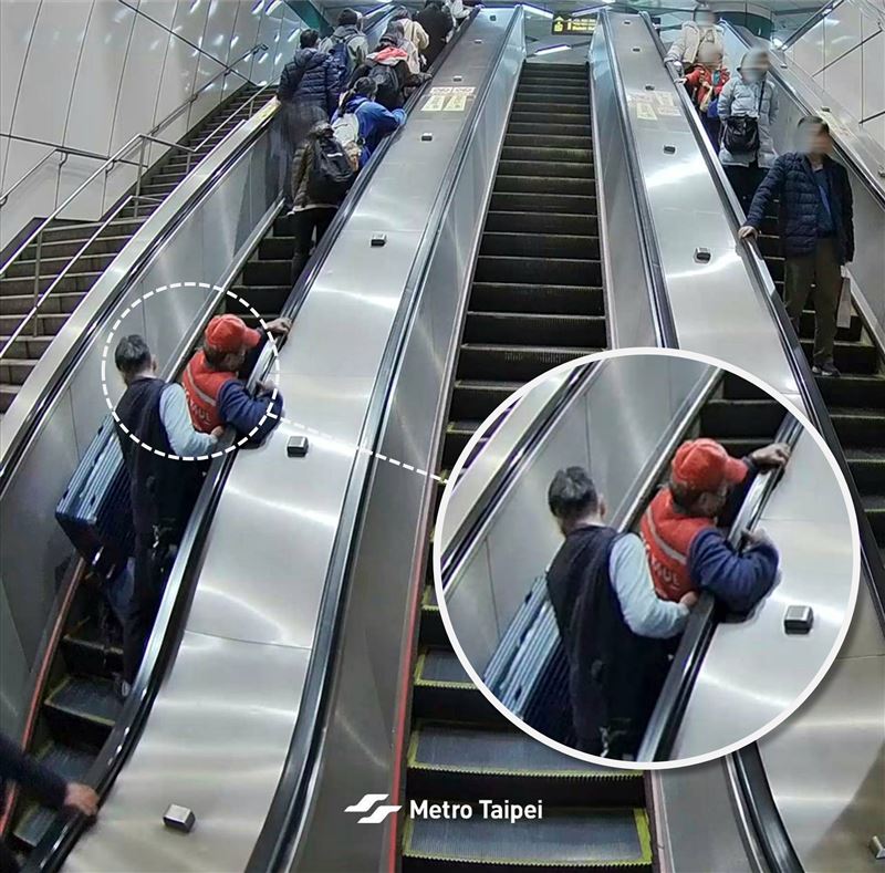 阿公重心不穩差點摔下手扶梯。(圖/翻攝自台北捷運 Metro Taipei臉書)