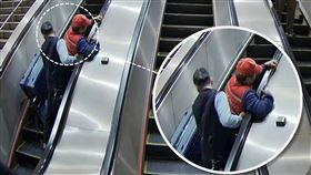 ▲阿公重心不穩差點摔下手扶梯。（圖／翻攝自台北捷運 Metro Taipe臉書）