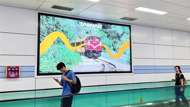 首爾地鐵站台灣的觀光廣告被批「安全牌」沒有記憶點。(圖/翻攝自不奇而遇 Steven & Sia臉書)