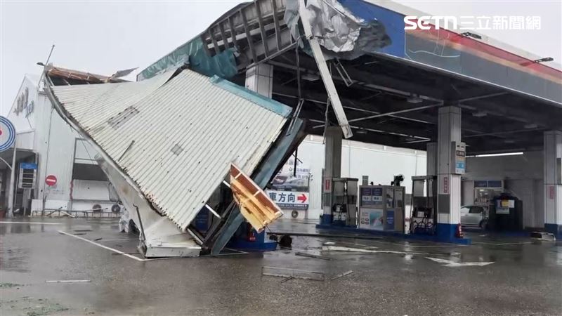 加油站屋頂整個被風摧毀。(圖／記者王浩原攝影)