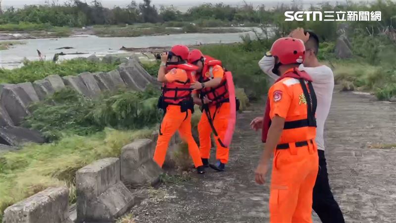 李男親眼目睹同行友人被捲走，在現場崩潰抱頭期盼好消息。（圖／記者廖國雄攝影）