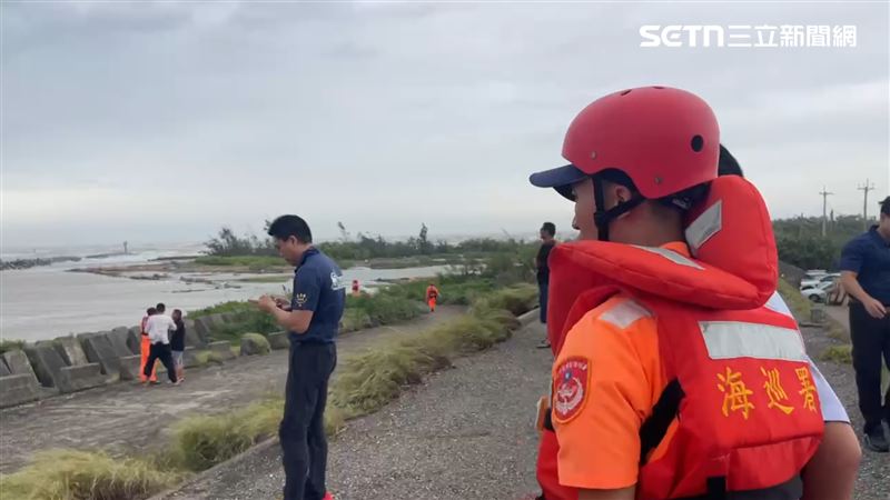 2名男子相約到好美里出海口釣魚，結果其中一人慘遭大浪捲走。（圖／記者廖國雄攝影）