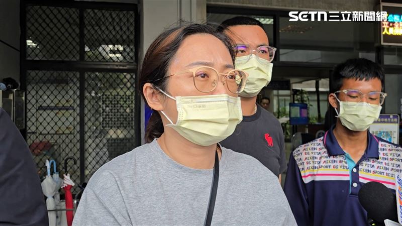 林母心碎指控司機3度來回輾壓，害女兒頭部變形，無法接受過失說法。（圖／記者吳泊萱攝影）
