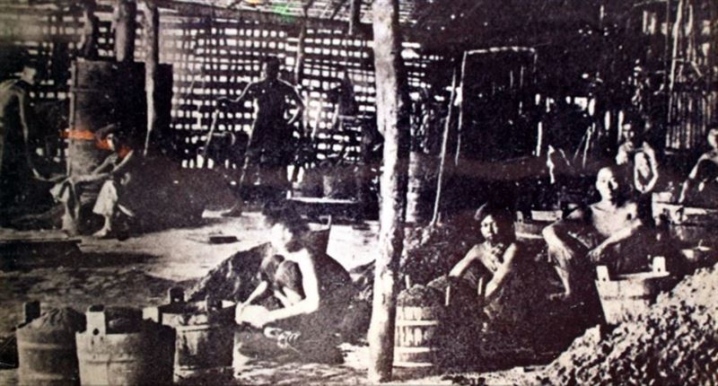 華人漂洋過海抵達暹羅（今泰國）謀生；圖為1905年普吉府的華人錫礦礦工。（圖／翻攝自維基百科）