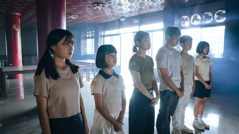 阿姨們趕來靈堂說要替富美討公道。(圖/大愛提供)