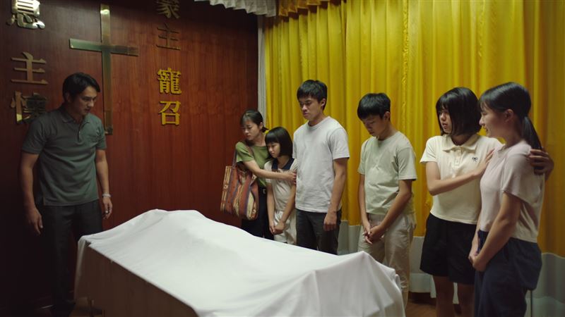天心在太平間親自上陣,馬志翔跟六個孩子前往太平間。(圖/大愛提供)