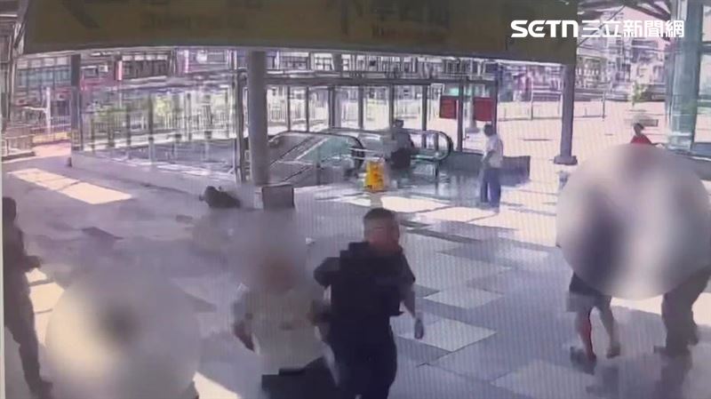 余男在基隆火車站朝晨運民眾丟擲白粥及啤酒罐遭逮。(圖/翻攝畫面)