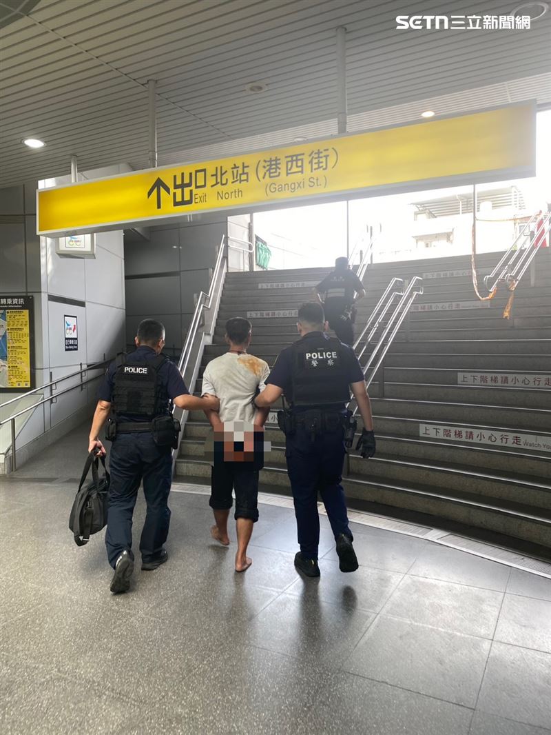 余男在基隆火車站朝晨運民眾丟擲白粥及啤酒罐遭逮。(圖/翻攝畫面)