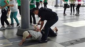 ▲余男在基隆火車站朝晨運民眾丟擲白粥及啤酒罐遭逮。（圖／翻攝畫面）