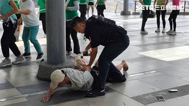 余男在基隆火車站朝晨運民眾丟擲白粥及啤酒罐遭逮。(圖/翻攝畫面)