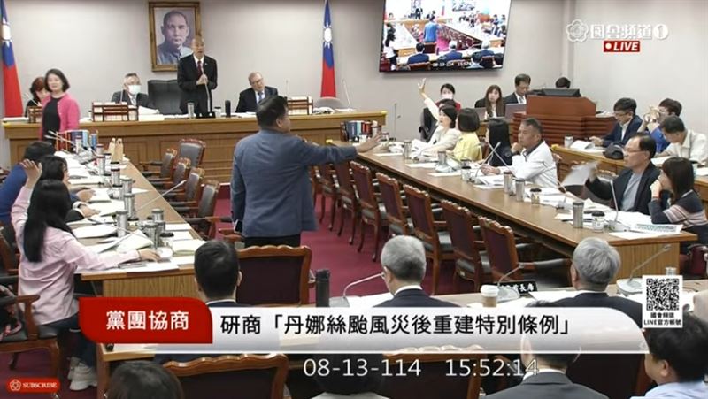 張啓楷在黨團協商跳針狂喊丟包台東,莊瑞雄怒嗆不識字。(圖/翻攝自國會頻道)