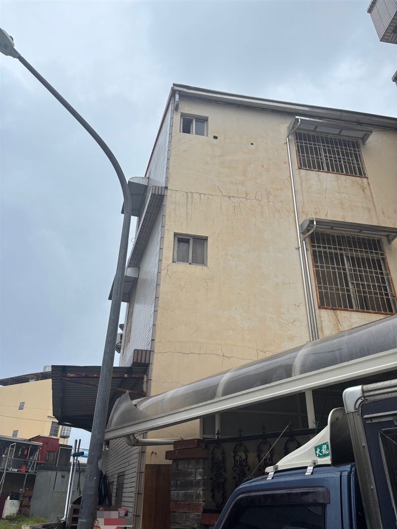 興陽街民宅發生老翁為修漏水導致從3樓墜落，急救後宣告不治。（圖／翻攝畫面）