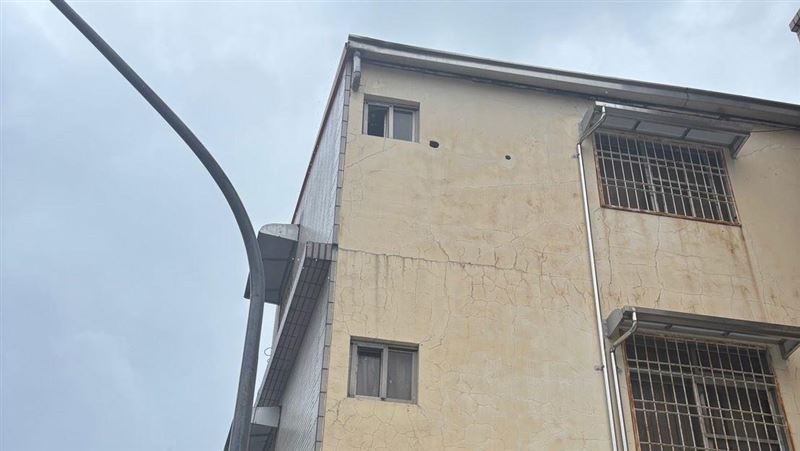 高雄翁爬屋頂修漏水 3樓墜落送醫不治