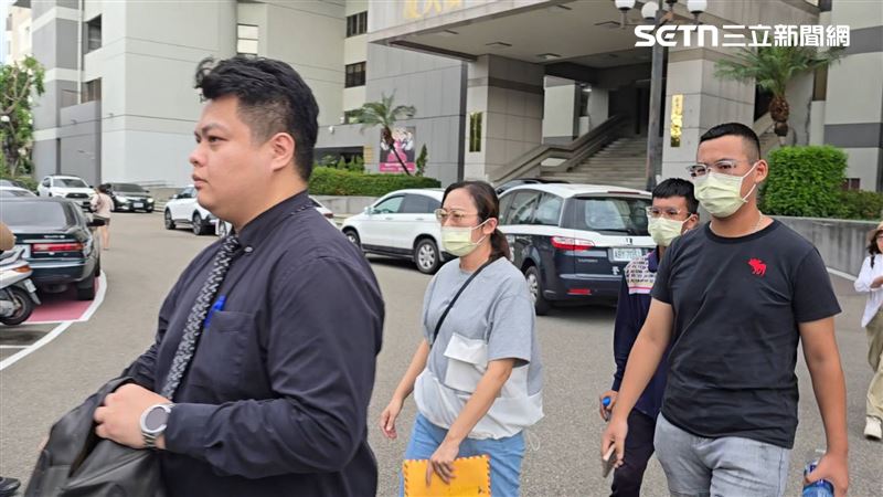 巨業客運輾斃女大生,林母說明巨業客運只賠償30萬元始末。(圖/記者吳泊萱攝影)