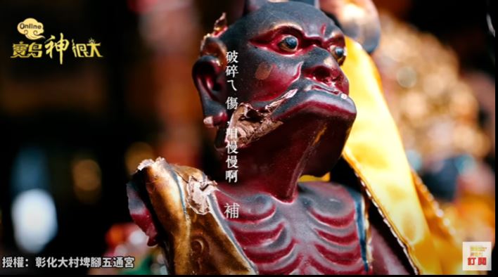 信眾心痛拾起神像碎片。(圖/寶島神很大)