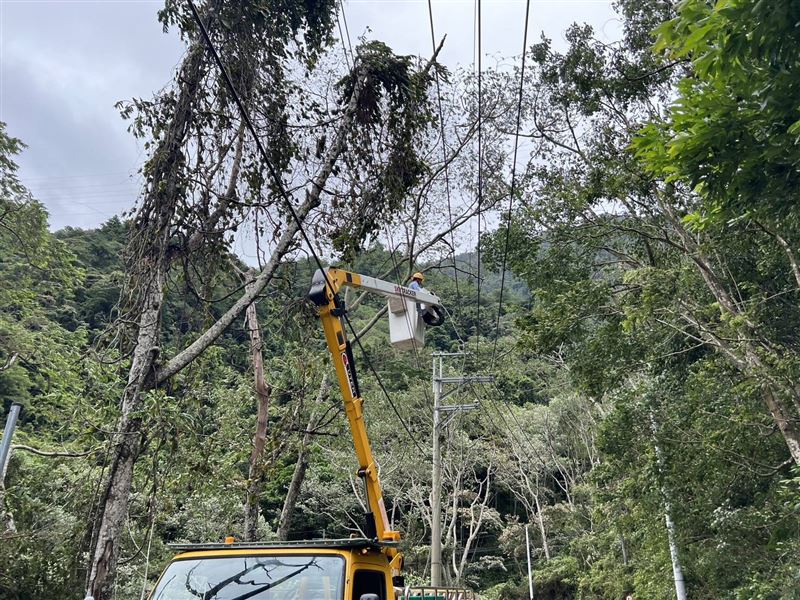 梨山地區有970戶停電,台電人員決定摸黑前往搶修。(圖/翻攝畫面)