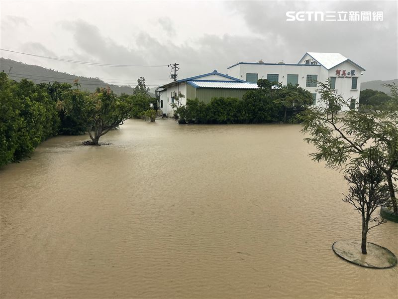 屏東滿州鄉民宿泡在水裡。(圖/翻攝畫面)