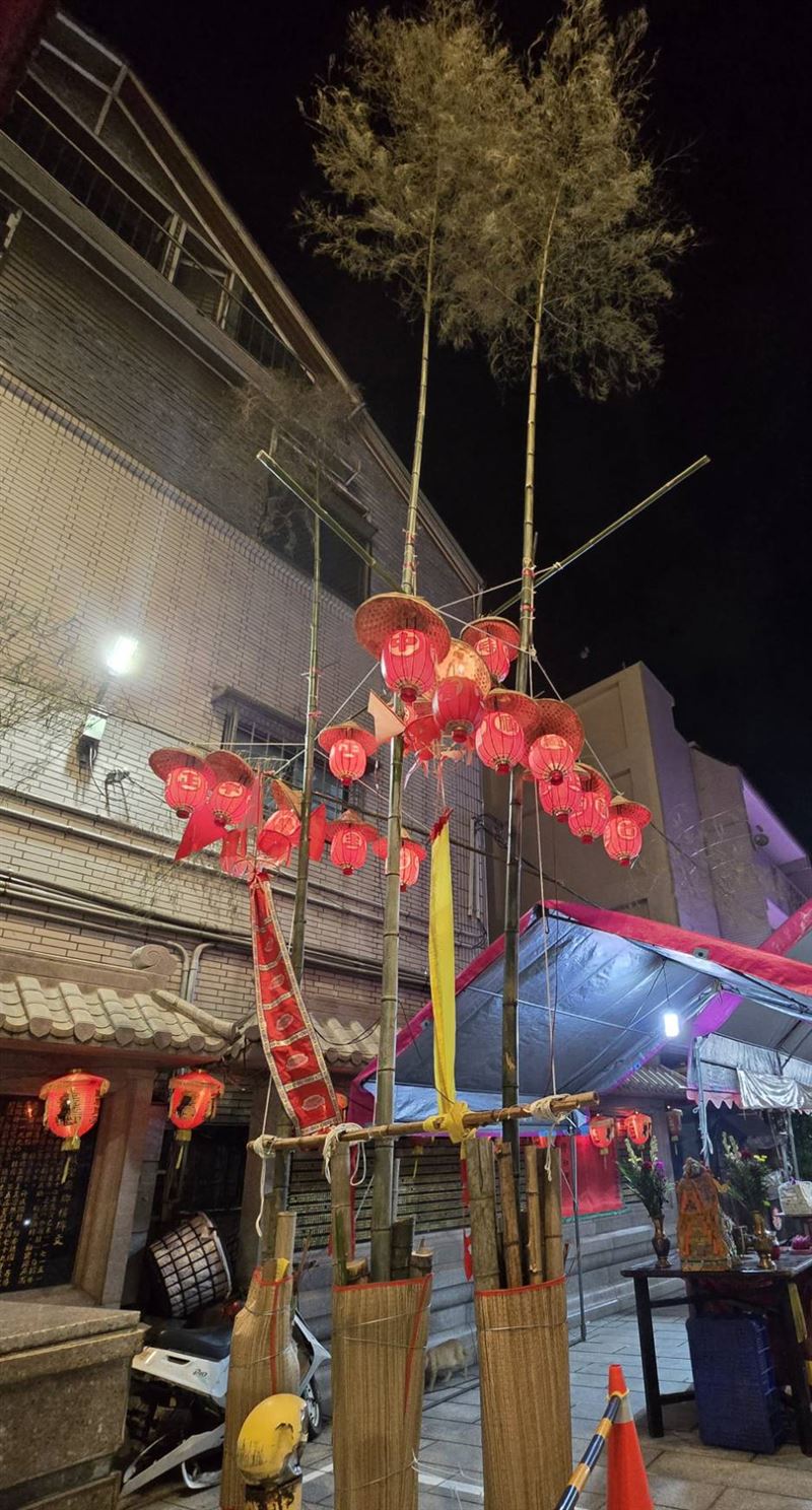 民眾參加「淨爐除穢」敕水禁壇科儀。（圖／嘉義城隍廟提供）