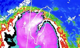 中央山脈發威　楊柳登陸「被斬成兩半」