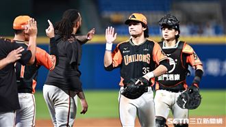▲中職36年例行賽，統一獅12：4擊敗富邦悍將，球員賽後擊掌慶祝勝利。（圖／記者劉彥池攝影）
