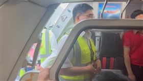 泰越捷迫降台中，驚悚過程讓旅客都嚇壞。（圖／翻攝畫面）