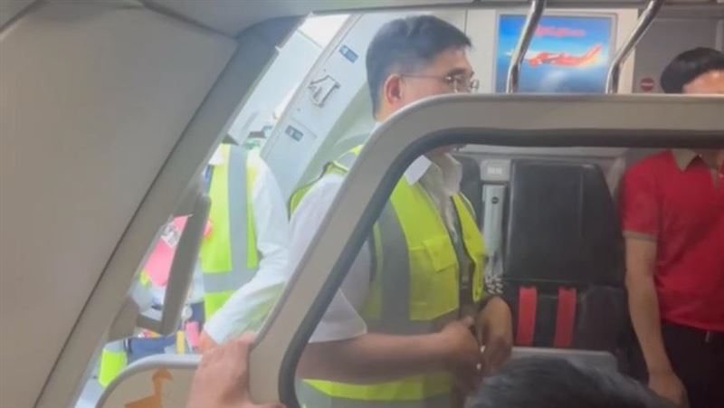 泰越捷迫降台中，驚悚過程讓旅客都嚇壞。（圖／翻攝畫面）