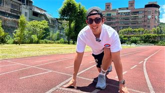 修杰楷到國小體驗校隊的運動訓練。（圖／修TIME提供）