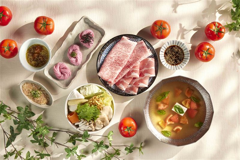黑毛屋主打四大經典日式鍋物:涮涮鍋、壽喜燒、水炊鍋及摩滋鍋,搭配夏季限定番茄鍋,由日本職人精心研發。(圖/品牌業者提供)