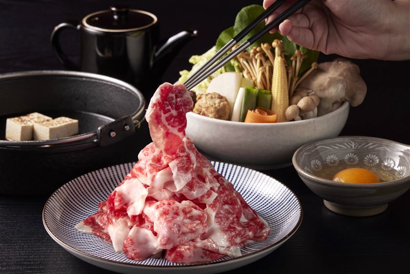 日本A5和牛切落火山壽喜燒套餐,兼具高品質與高CP值,售價480元+10%服務費。(圖/品牌業者提供)