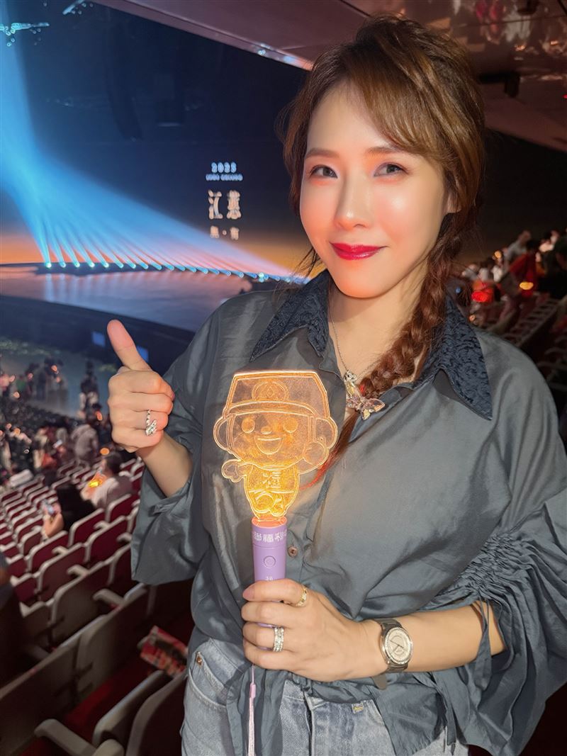吳申梅朝聖天后江蕙演唱會。(圖/喜上梅梢娛樂 提供)