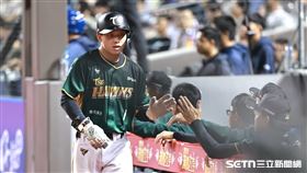 ▲中職36年例行賽，台鋼雄鷹游擊手曾子祐靠魔鷹的內野滾地球先馳得點。（圖／記者劉彥池攝影）