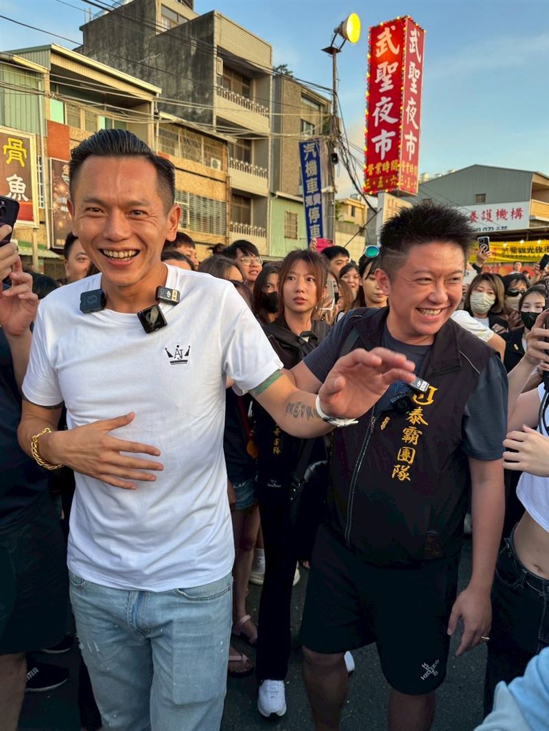 賓賓哥與AJ哥(左)先前赴夜市爆案外案(圖/翻攝江建樺臉書)