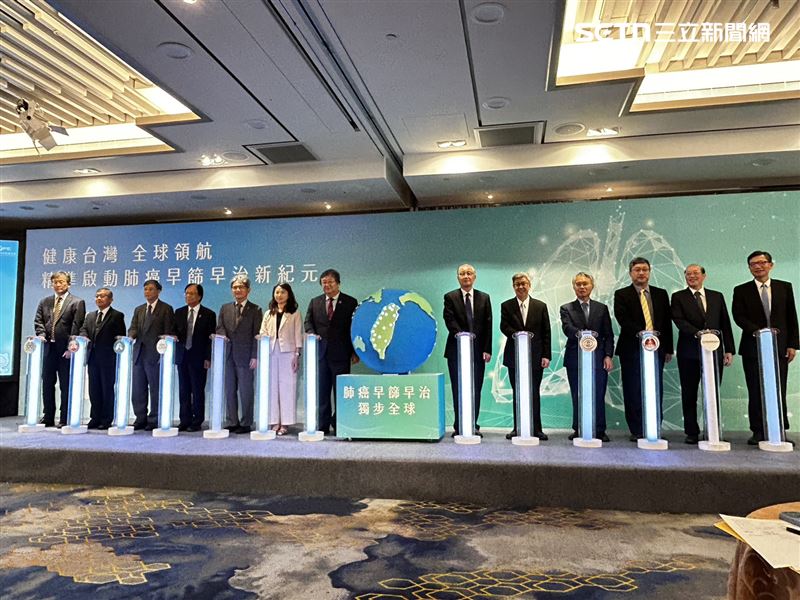 邱泰源（左七）與專家一同出席「健康台灣，全球領航，精準啟動肺癌早篩早治新紀元」記者會。（圖／記者簡浩正攝影）