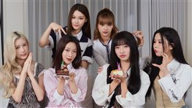 GENBLUE幻藍小熊齊聚一堂為獅子座團員慶生，下排左起：毓、XXIN、采甄、AYEON、上排左起：許媛媛、NICO。（圖／天空娛樂提供）