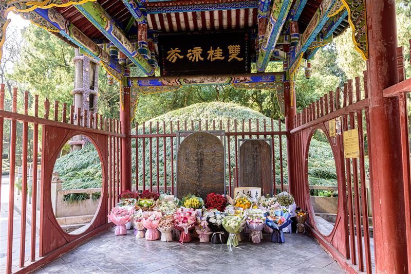 西元234年,諸葛亮第五次北伐時積勞成疾,病逝五丈原。蜀漢朝廷按其遺命安葬在漢中定軍山下,圖為武侯墓。(圖/翻攝維基百科)