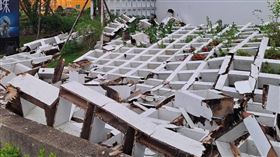 整片外牆直接倒塌，驚悚畫面嚇壞路過的民眾。（圖／翻攝自臉書我是中和人）