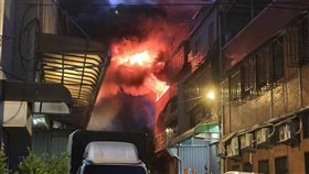 猛烈火舌直接從樓頂竄出。（圖／翻攝畫面）