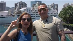 館長開心與女地陪合照（圖／翻攝YT @館長惡名昭彰）