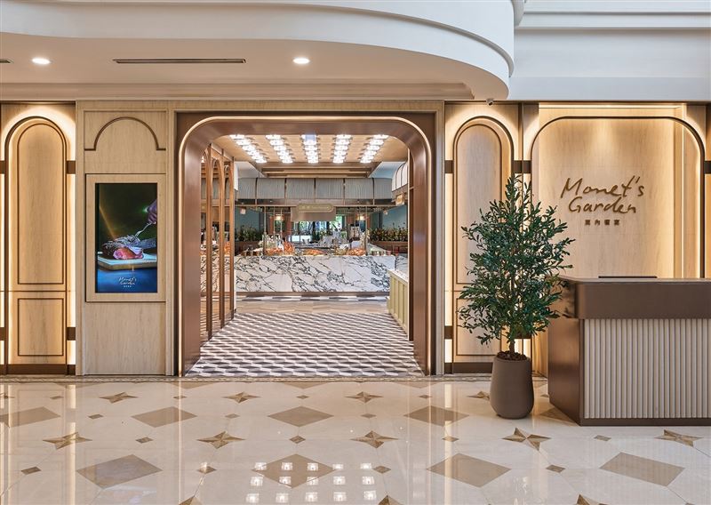 煙波國際觀光集團攜手馬來西亞米其林一星餐廳Restaurant au Jardin主廚史金福(Kim Hock Su)來台獻藝,於新竹湖濱館「莫內饗宴」餐廳獨家推出兩款創意甜品。(圖/飯店旅宿業者提供)