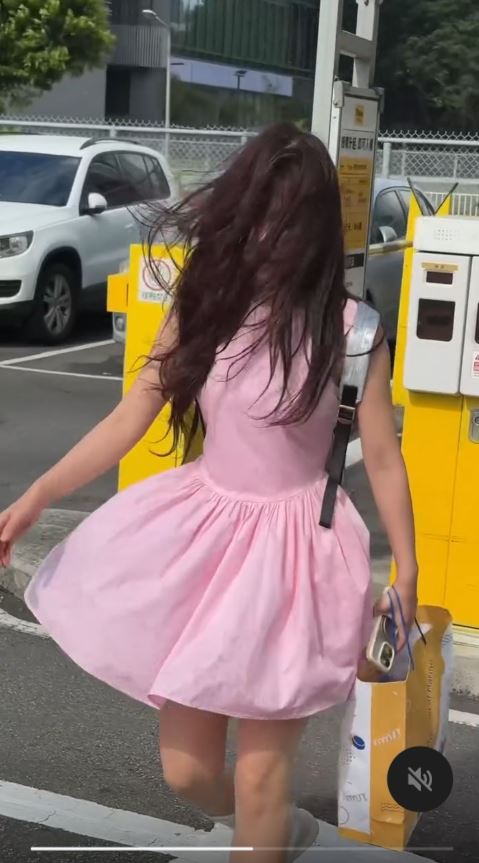 李多慧在社群分享外出影片,被狂風吹到披頭散髮。(圖/翻攝自Thread @le_dahye)