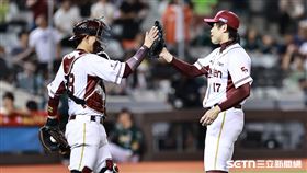 ▲中職36年例行賽，樂天桃猿後援投手陳冠宇守住1分領先，和捕手張閔勛擊掌。（圖／記者劉彥池攝影）