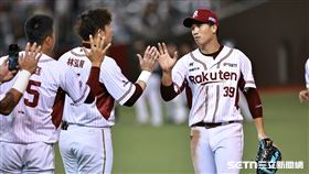 ▲中職36年例行賽，樂天桃猿3：2擊敗台鋼雄鷹，球員賽後擊掌慶祝勝利。（圖／記者劉彥池攝影）