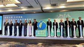 邱泰源（左七）與專家一同出席「健康台灣，全球領航，精準啟動肺癌早篩早治新紀元」記者會。（圖／記者簡浩正攝影）