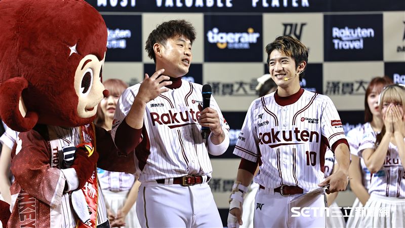 樂天桃猿指定打擊林泓育獲選單場MVP,致詞一度哽咽。(圖/記者劉彥池攝影)