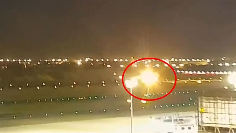 桃園機場一架飛機落地時,發動機摩擦地面冒火花。(圖/翻攝畫面)