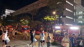 內湖運動中心晚間發生火警，讓現場民眾全嚇壞。（圖／翻攝自記者爆料網）